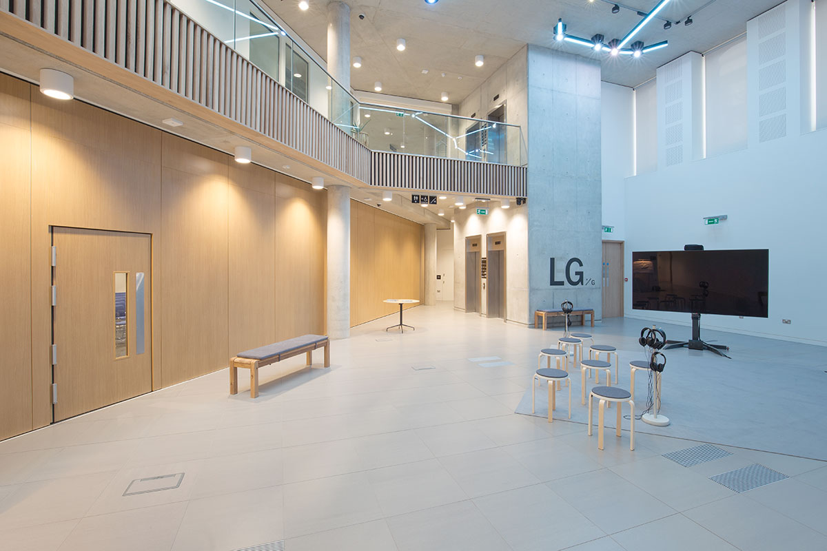 Oak veneered meeting room door supplied by Shadbolt to the Institute of Physics offices.