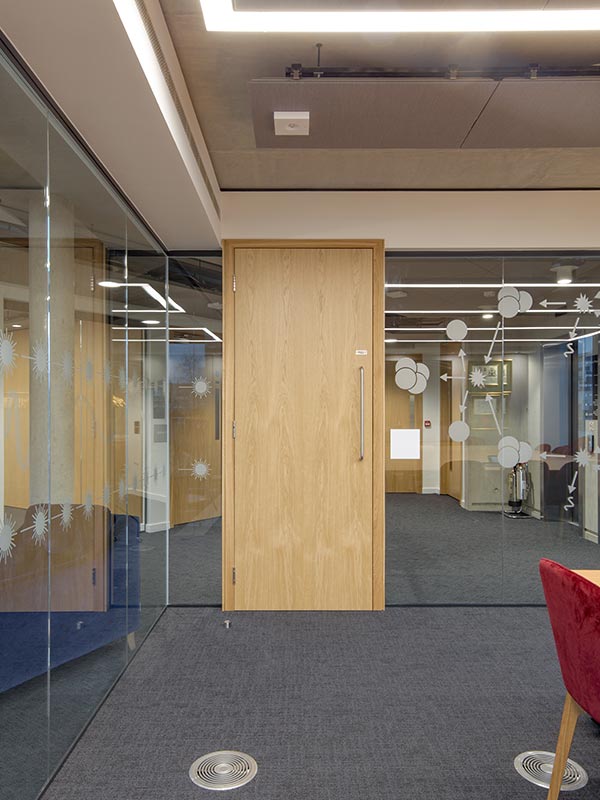 Oak veneered meeting room door supplied by Shadbolt to the Institute of Physics offices.